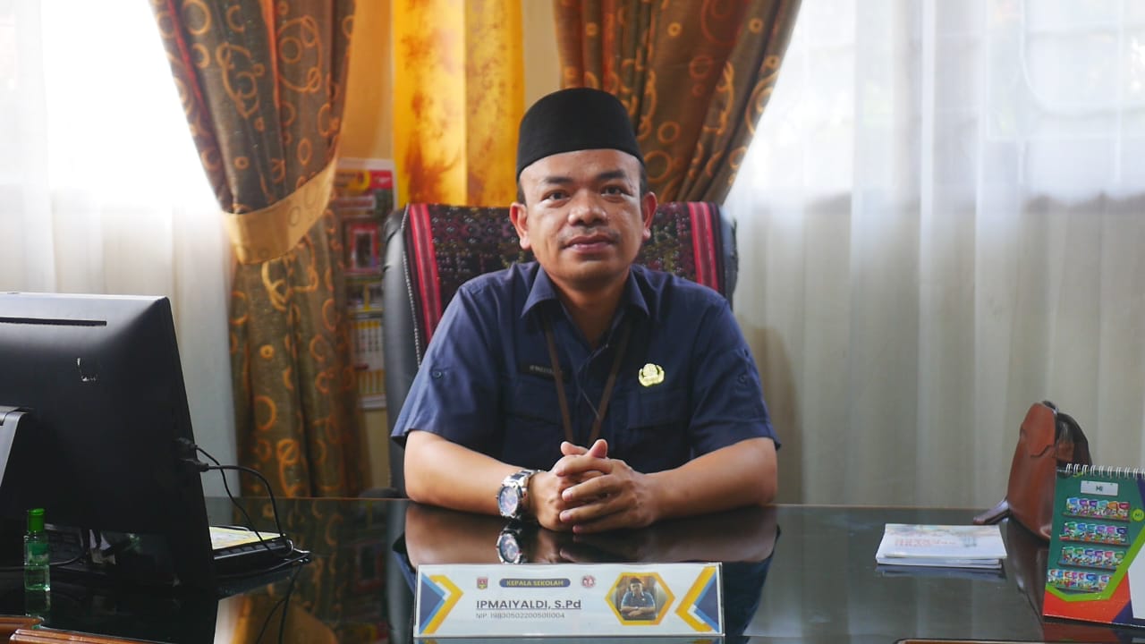 Ipmayaldi S.Pd Kepala SDN 02 Percontohan Bukittinggi (Foto:Minangsatu)